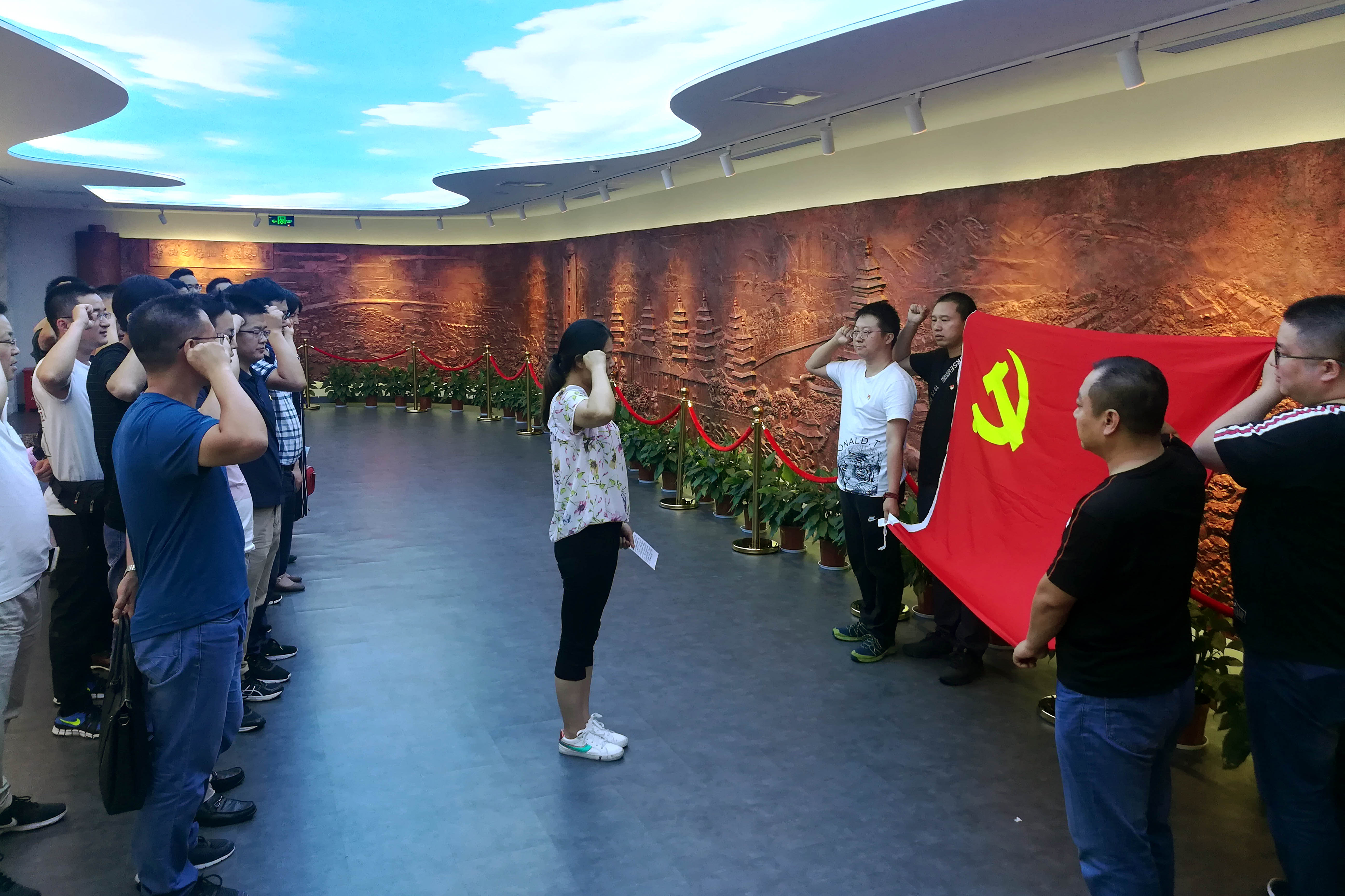 不忘初心、艱苦奮斗，上上電纜黨委組織黨員同志赴華西村參觀學習