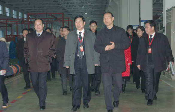 溧陽市全體人大代表、政協委員一行600余人來江蘇上上電纜集團參觀
